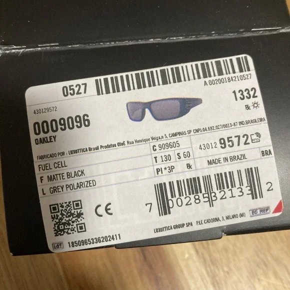 NEW Oakley Fuel Cell Sunglasses Matte Black Frame Grey Polarized Lens 9096-05 - Picture 7 of 12